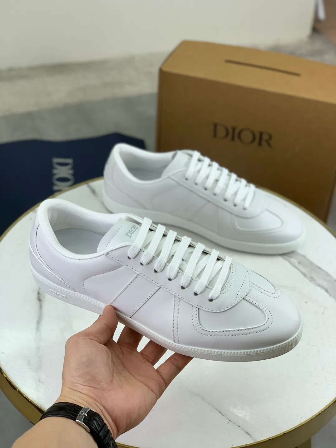 Men's men's shoes 💰P542 New Dior B01 top version of moral training shoes! ! ! White first-layer cowhide, fully oiled upper, original TPU molded outsole. New to the Fall 2025 collection, this sneaker marks the return of Dior’s classic style, reinterpreted in a stylish and elegant silhouette. Crafted from white smooth first-grain cowhide with a tonal silk sheepskin lining, it features the Dior logo on the tongue and inner sides, and a CD icon on the heel. Paired with Tpu anti-slip soles of the same color, it can be matched with various styles to create a sophisticated look.  Code number: 39-45 Complete package with airplane box